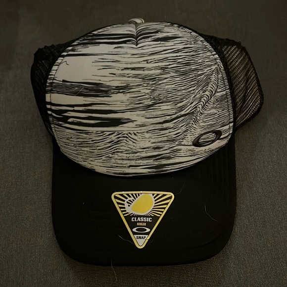 Oakley Trucker Hat - Picture 1 of 5